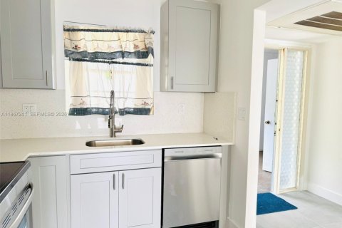 Condo in Pembroke Pines, Florida, 1 bedroom  № 2052846 - photo 3