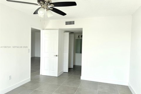 Condo in Pembroke Pines, Florida, 1 bedroom  № 2052846 - photo 8