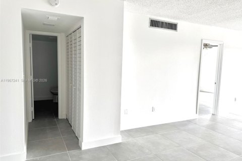 Condo in Pembroke Pines, Florida, 1 bedroom  № 2052846 - photo 6