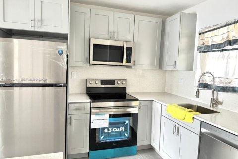 Condo in Pembroke Pines, Florida, 1 bedroom  № 2052846 - photo 2