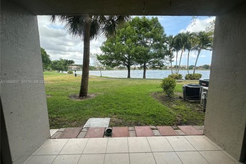 Кондоминиум с 3 спальнями в Коконат Крик, Флорида № 2018058