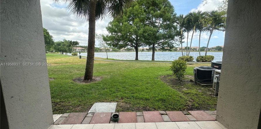 Кондоминиум с 3 спальнями в Коконат Крик, Флорида № 2018058