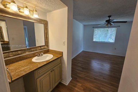 Condo in West Palm Beach, Florida, 3 bedrooms  № 2401350 - photo 12