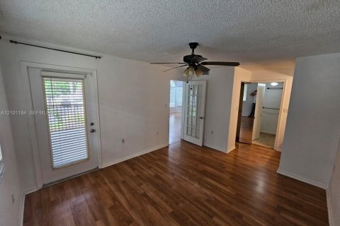 Condo in West Palm Beach, Florida, 3 bedrooms  № 2401350 - photo 9