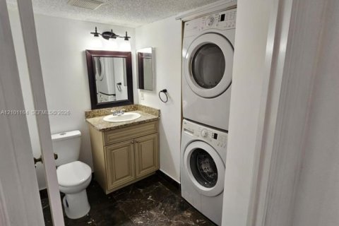 Condo in West Palm Beach, Florida, 3 bedrooms  № 2401350 - photo 16