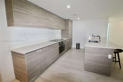 Condo in Miami, Florida, 2 bedrooms  № 1702634 - photo 2