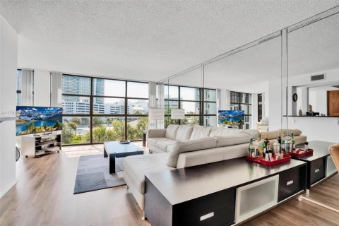 Condominio en venta en Hallandale Beach, Florida, 1 dormitorio, 99.87 m2 № 1646297 - foto 2