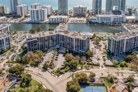 Condominio en venta en Hallandale Beach, Florida, 1 dormitorio, 99.87 m2 № 1646297 - foto 13