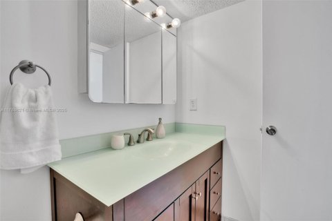 Condominio en venta en Hallandale Beach, Florida, 1 dormitorio, 99.87 m2 № 1646297 - foto 12