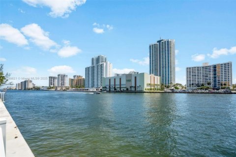 Condominio en venta en Hallandale Beach, Florida, 1 dormitorio, 99.87 m2 № 1646297 - foto 1