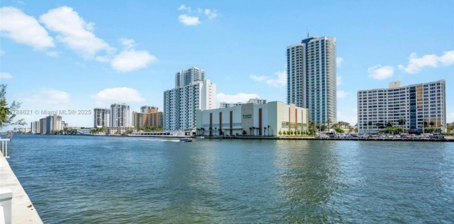 Condominio en Hallandale Beach, Florida, 1 dormitorio  № 1646297