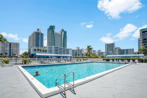 Condominio en venta en Hallandale Beach, Florida, 1 dormitorio, 99.87 m2 № 1646297 - foto 19