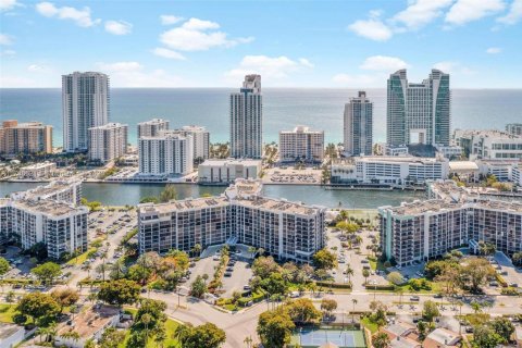 Condominio en venta en Hallandale Beach, Florida, 1 dormitorio, 99.87 m2 № 1646297 - foto 8