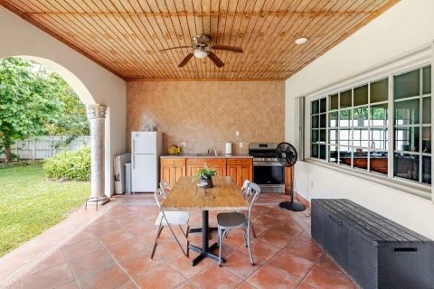 Villa ou maison à louer à Miami, Floride: 5 chambres, 399.94 m2 № 2252787 - photo 13