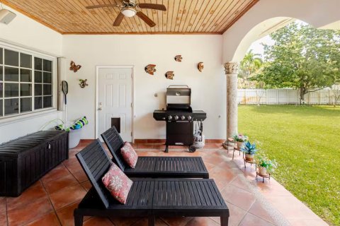 Villa ou maison à louer à Miami, Floride: 5 chambres, 399.94 m2 № 2252787 - photo 12