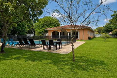 Villa ou maison à louer à Miami, Floride: 5 chambres, 399.94 m2 № 2252787 - photo 10