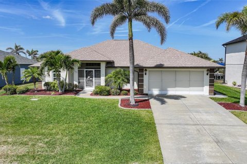 House in Port Charlotte, Florida 3 bedrooms, 168.9 sq.m. № 1591036 - photo 1