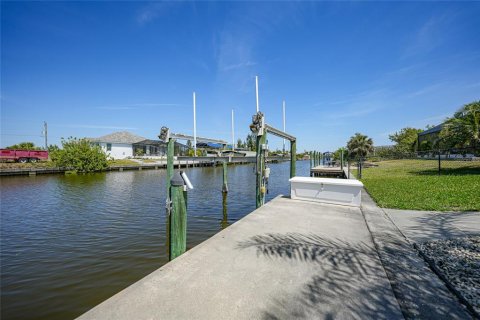 House in Port Charlotte, Florida 3 bedrooms, 168.9 sq.m. № 1591036 - photo 2