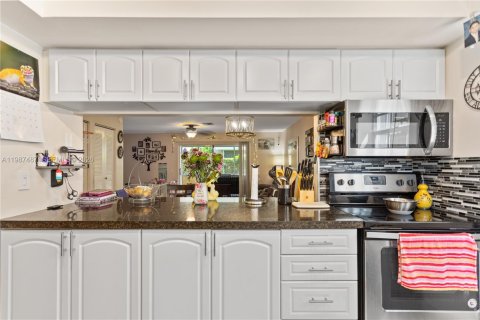 Купить кондоминиум в Хайполюксо, Флорида 3 спальни, 110.46м2, № 2048772 - фото 2