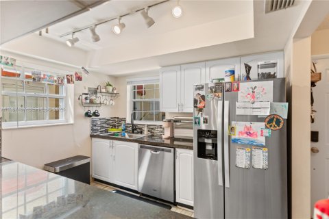 Купить кондоминиум в Хайполюксо, Флорида 3 спальни, 110.46м2, № 2048772 - фото 4