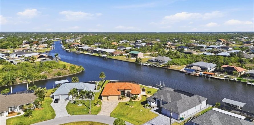 Villa ou maison à Port Charlotte, Floride 3 chambres, 204.48 m2 № 2211087