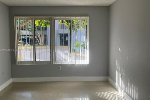 Condominio en alquiler en Miami, Florida, 1 dormitorio, 47.94 m2 № 2010412 - foto 8