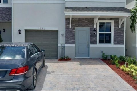 Townhouse in Homestead, Florida 4 bedrooms, 169.64 sq.m. № 2015258