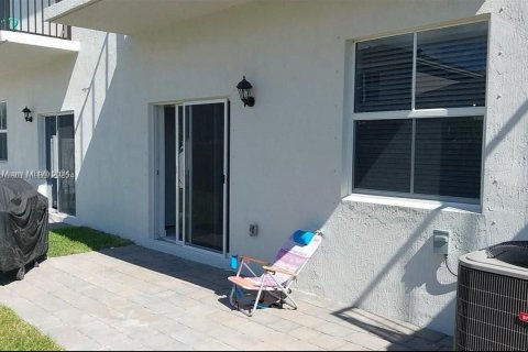 Townhouse in Homestead, Florida 4 bedrooms, 169.64 sq.m. № 2015258 - photo 10