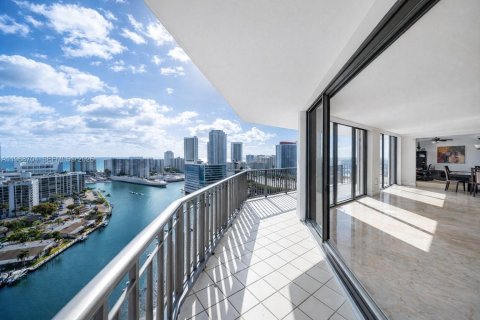 Condominio en Hallandale Beach, Florida, 2 dormitorios № 2045754