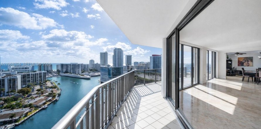 Condominio en Hallandale Beach, Florida, 2 dormitorios  № 2045754