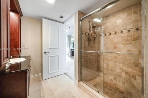 Condominio en venta en Hallandale Beach, Florida, 2 dormitorios, 184.32 m2 № 2045754 - foto 20