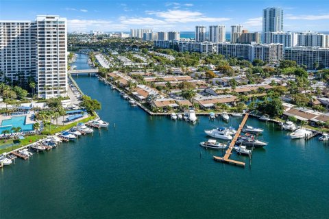 Condominio en venta en Hallandale Beach, Florida, 2 dormitorios, 184.32 m2 № 2045754 - foto 27