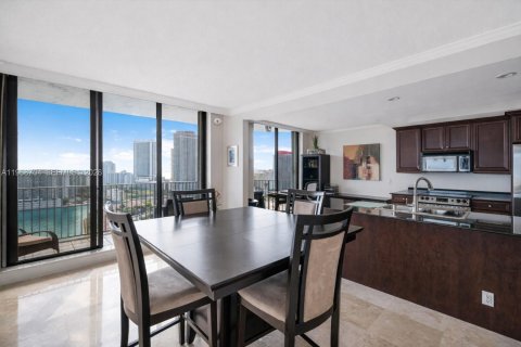 Condominio en venta en Hallandale Beach, Florida, 2 dormitorios, 184.32 m2 № 2045754 - foto 8