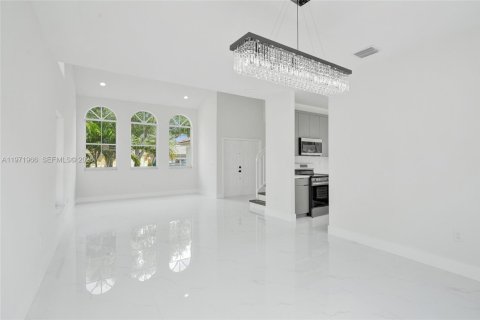 House in Davie, Florida 4 bedrooms, 197.32 sq.m. № 2063686 - photo 11