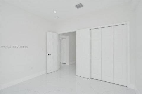 House in Davie, Florida 4 bedrooms, 197.32 sq.m. № 2063686 - photo 17