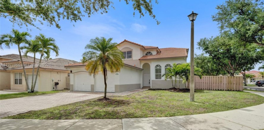 House in Davie, Florida 4 bedrooms, 197.32 sq.m. № 2063686