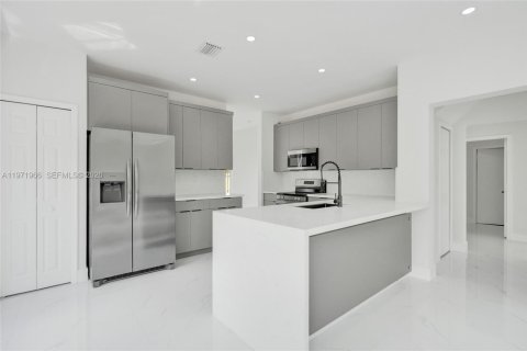 House in Davie, Florida 4 bedrooms, 197.32 sq.m. № 2063686 - photo 5