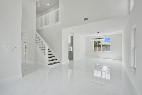 House in Davie, Florida 4 bedrooms, 197.32 sq.m. № 2063686 - photo 10