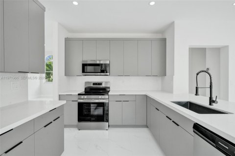 House in Davie, Florida 4 bedrooms, 197.32 sq.m. № 2063686 - photo 8