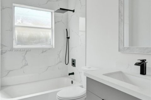 House in Davie, Florida 4 bedrooms, 197.32 sq.m. № 2063686 - photo 12