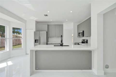 House in Davie, Florida 4 bedrooms, 197.32 sq.m. № 2063686 - photo 7