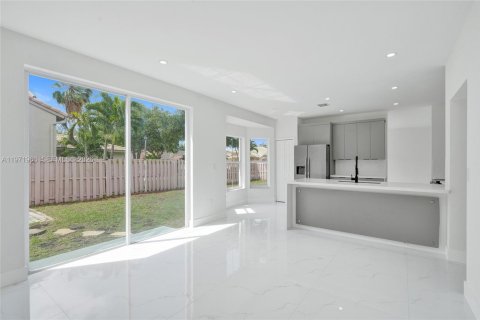 House in Davie, Florida 4 bedrooms, 197.32 sq.m. № 2063686 - photo 6