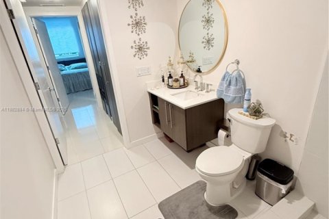 Condo in Doral, Florida, 2 bedrooms  № 1931983 - photo 23