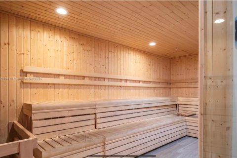 Condo in Doral, Florida, 2 bedrooms  № 1931983 - photo 2