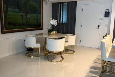 Condo in Doral, Florida, 2 bedrooms  № 1931983 - photo 10