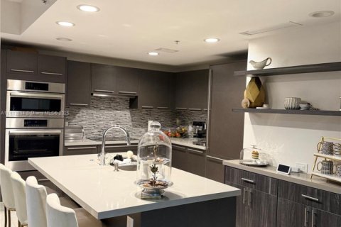 Condo in Doral, Florida, 2 bedrooms  № 1931983 - photo 13