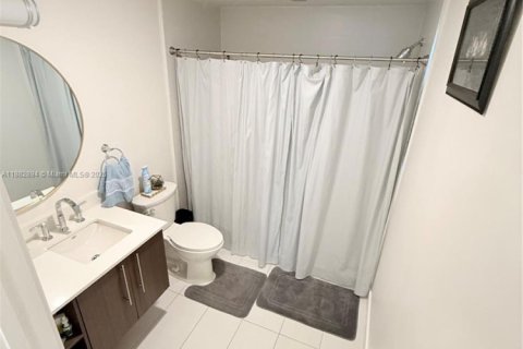 Condo in Doral, Florida, 2 bedrooms  № 1931983 - photo 15