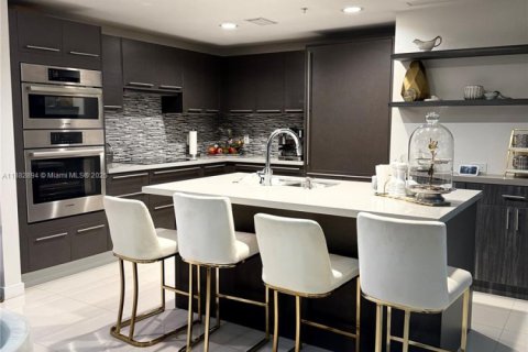 Condo in Doral, Florida, 2 bedrooms  № 1931983 - photo 11