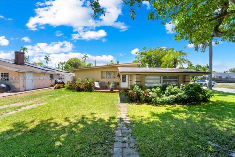 Casa en venta en Hollywood, Florida, 3 dormitorios, 150.59 m2 № 2244133 - foto 2