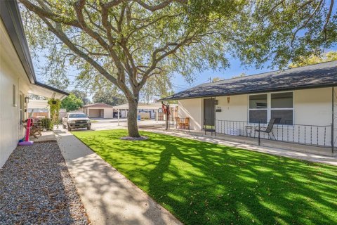 Commercial property in Saint Petersburg, Florida 6 bedrooms, 287.72 sq.m. № 2099101 - photo 5